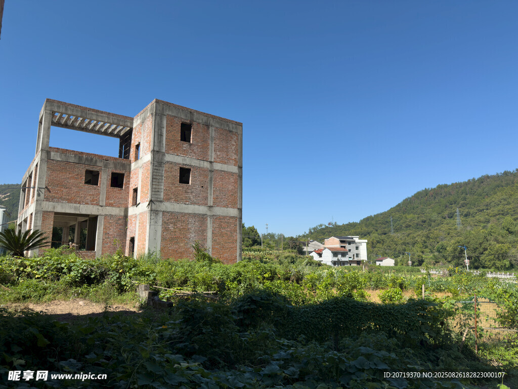 乡村在建楼房与自然风光