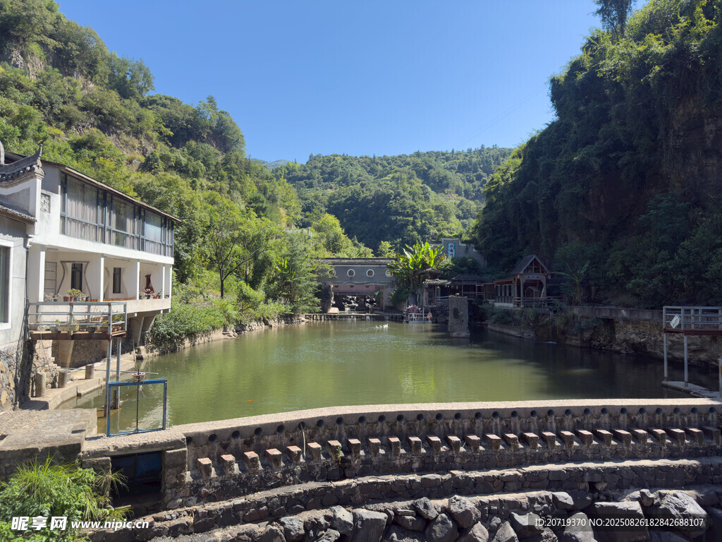 山水间的古朴河畔民居