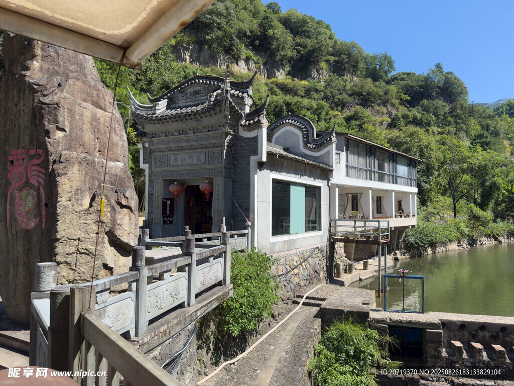 依山傍水的古朴民居