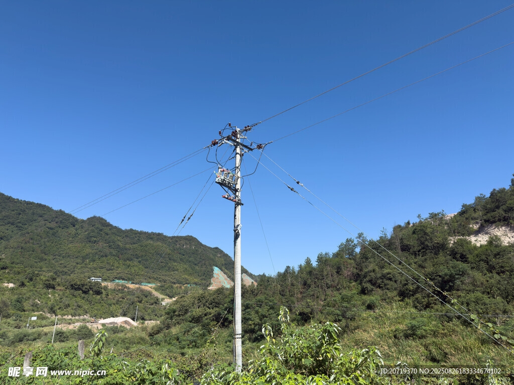 山间电线杆屹立于绿野