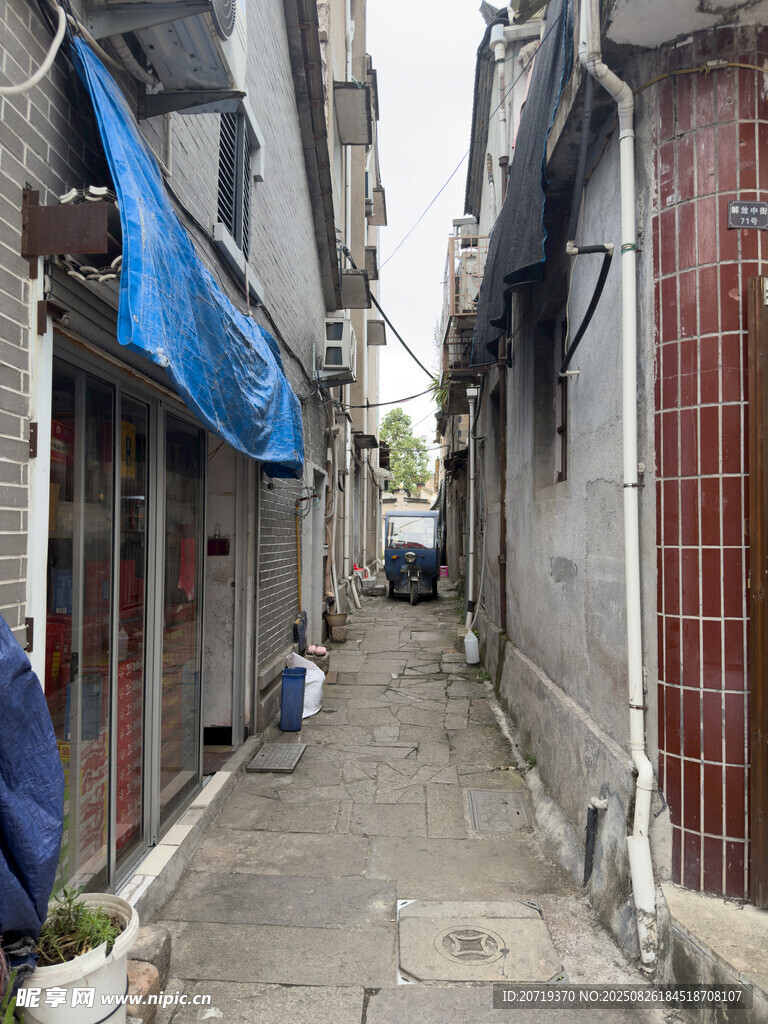 狭窄老旧小巷街景