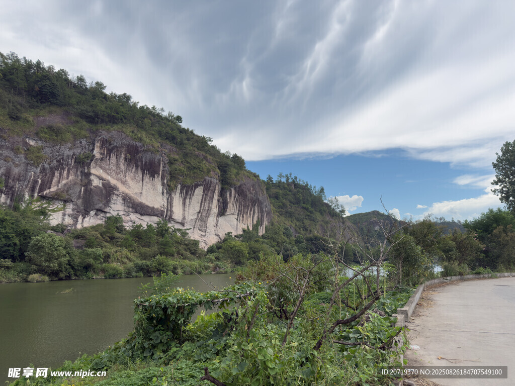 山间河畔风景