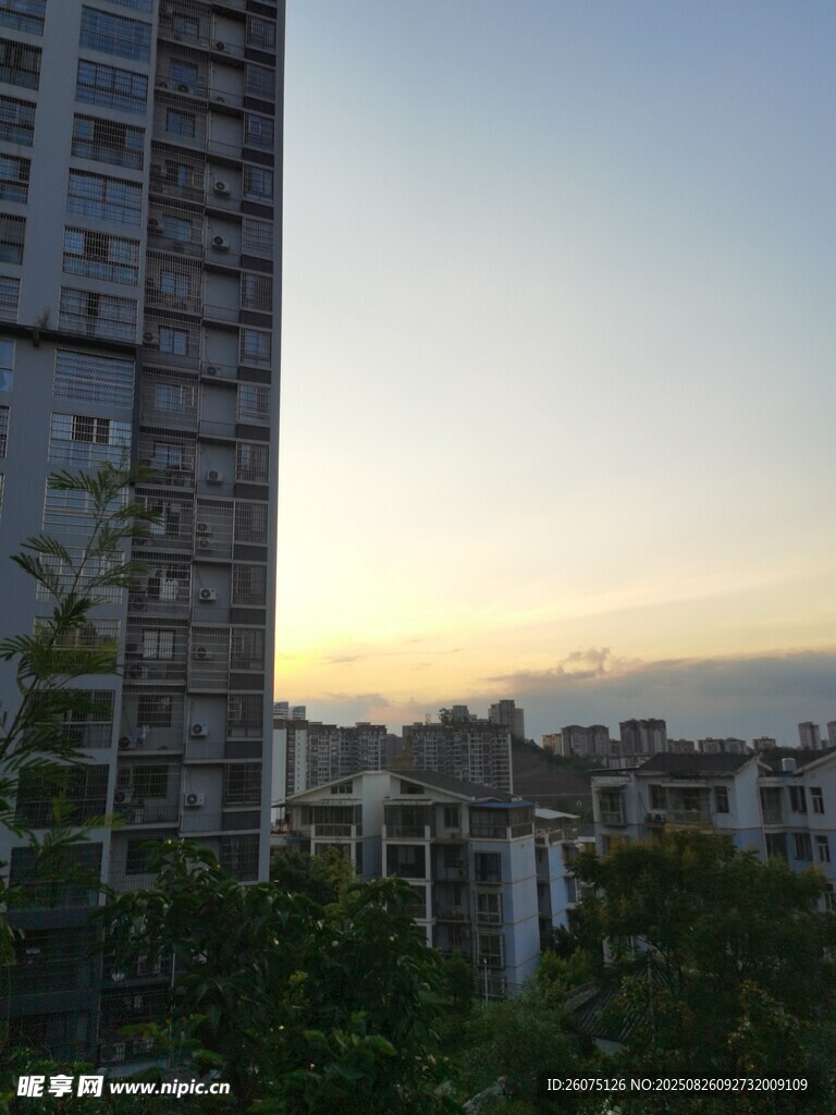 高处拍摄夕阳下的城市景观