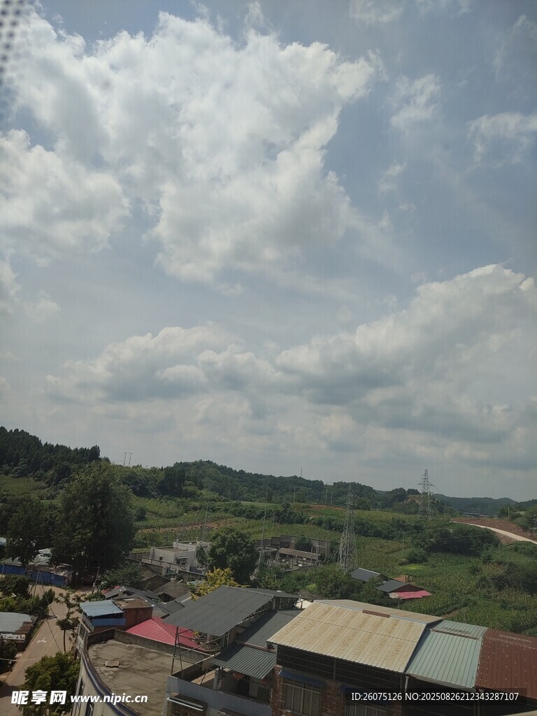 乡村上空的多云景象