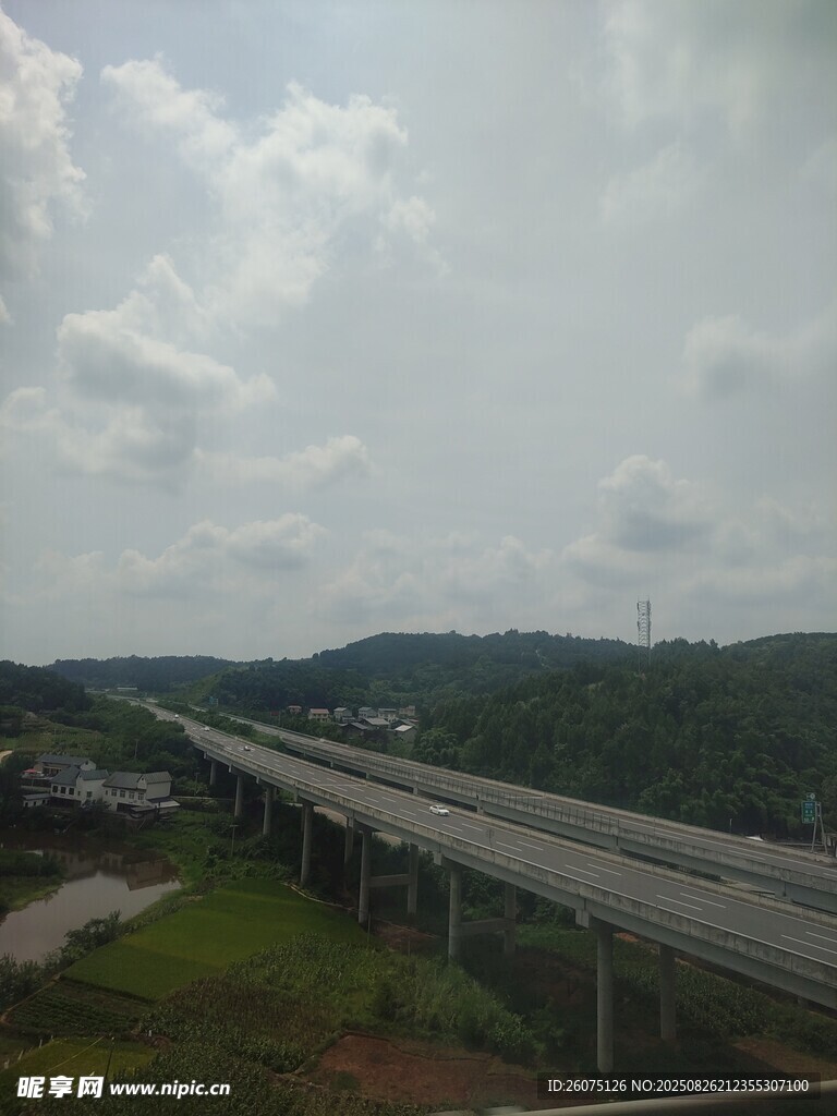俯瞰公路桥梁与自然风光