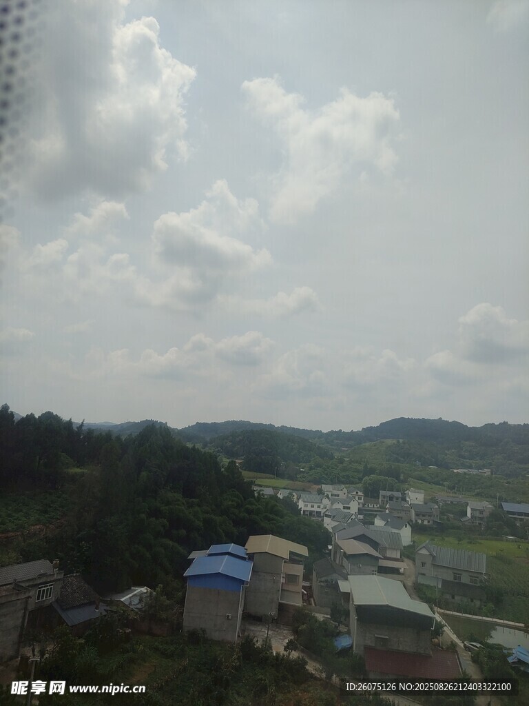 俯瞰山间村落景色