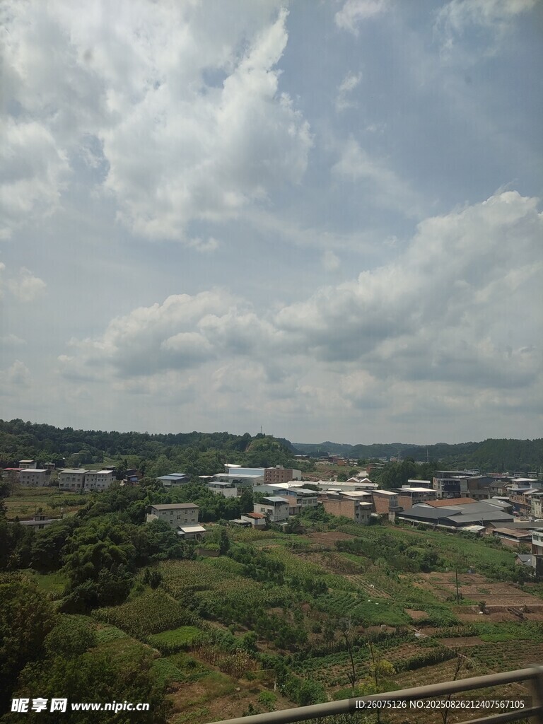 乡村远景绿意盎然之景