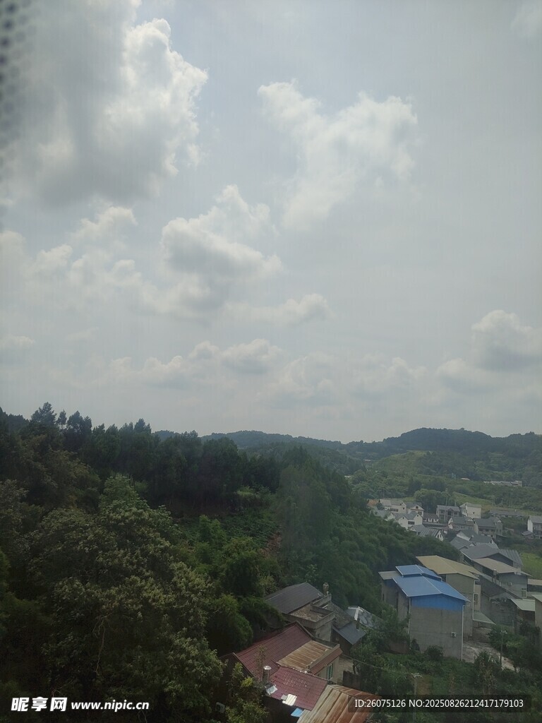 俯瞰山林与村落景观