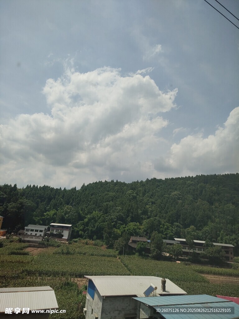 乡村景致蓝天白云下的村落