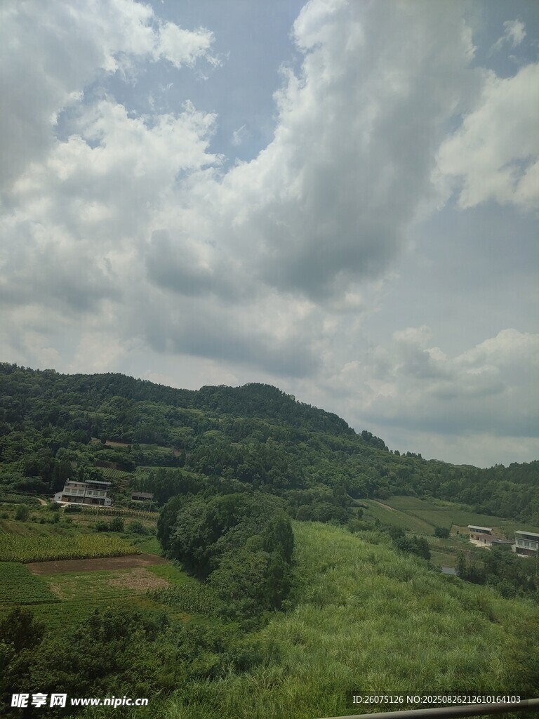 山间绿野风景