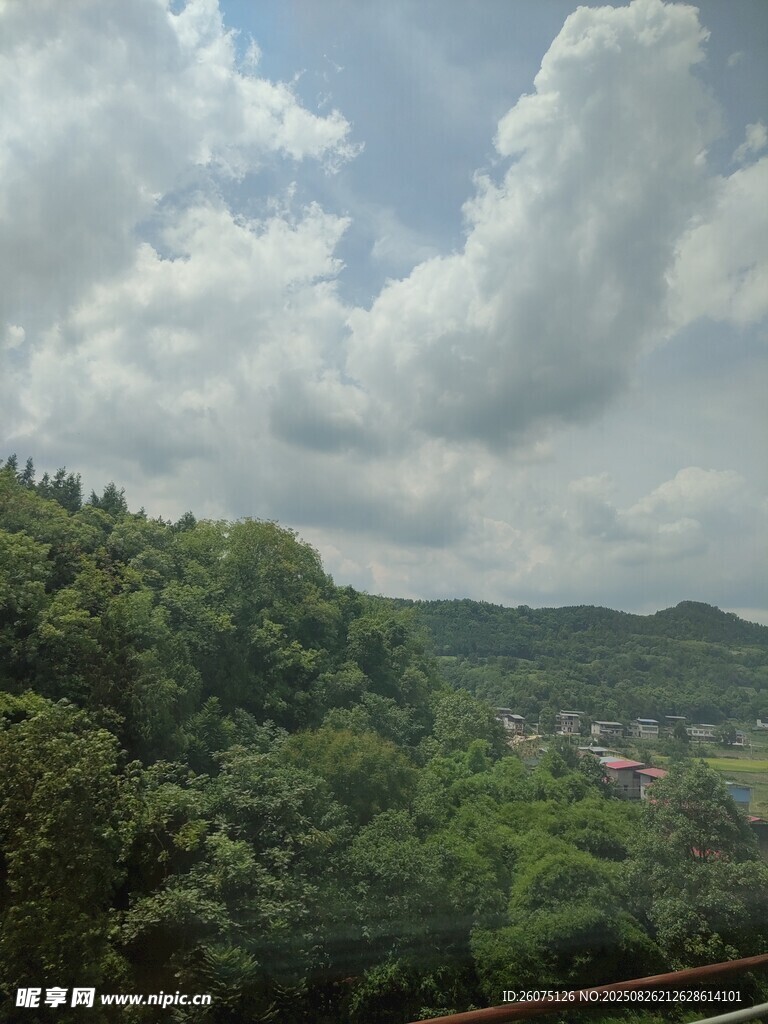山林间的多云景致