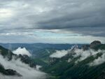 云雾缭绕的壮美山峦景观