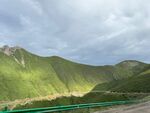 山间公路旁的翠绿山峦