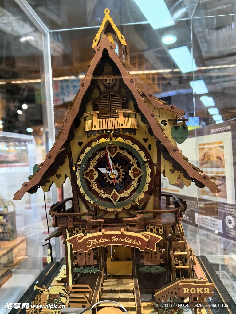 精美复古机械钟模型展示