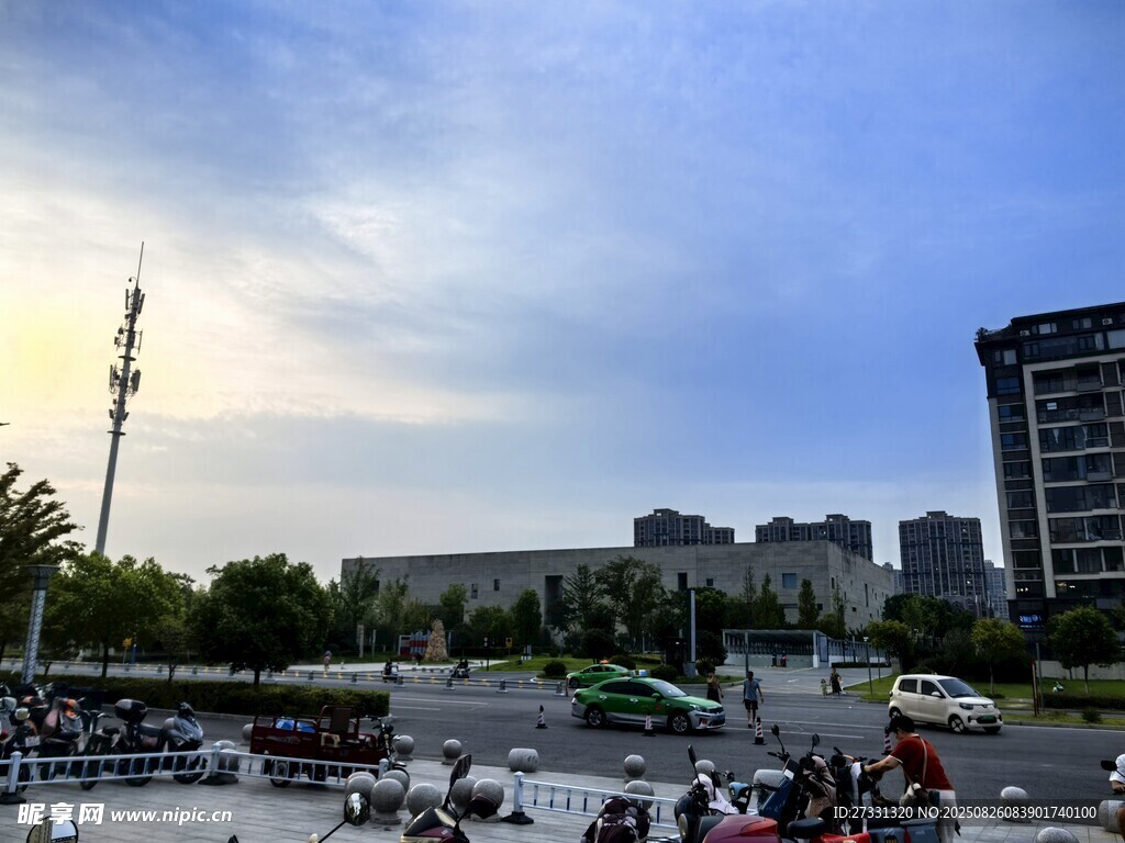 城市傍晚街头停放的车辆