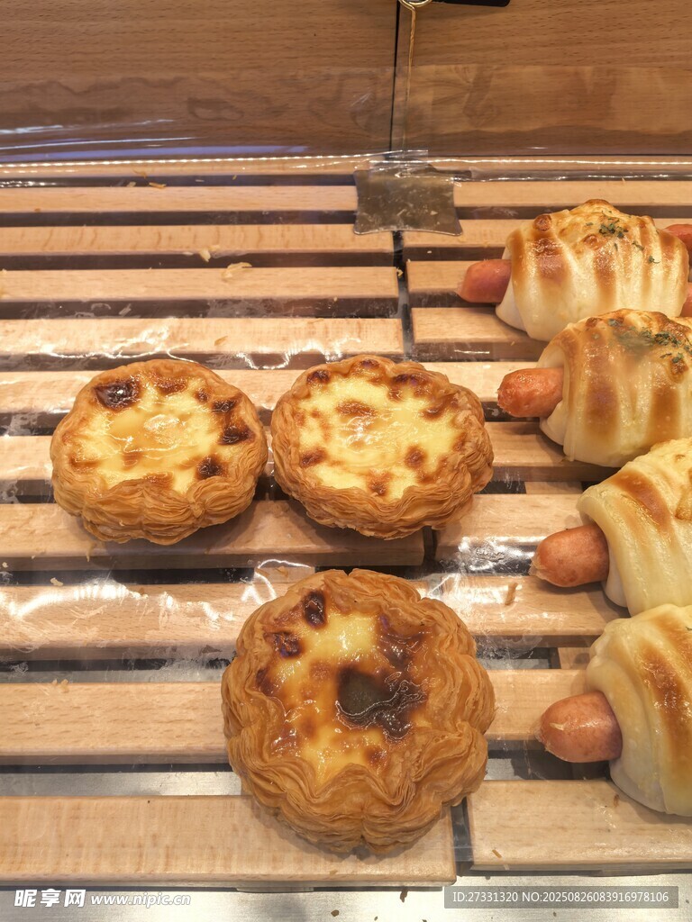 烤箱中烤制的蛋挞与香肠