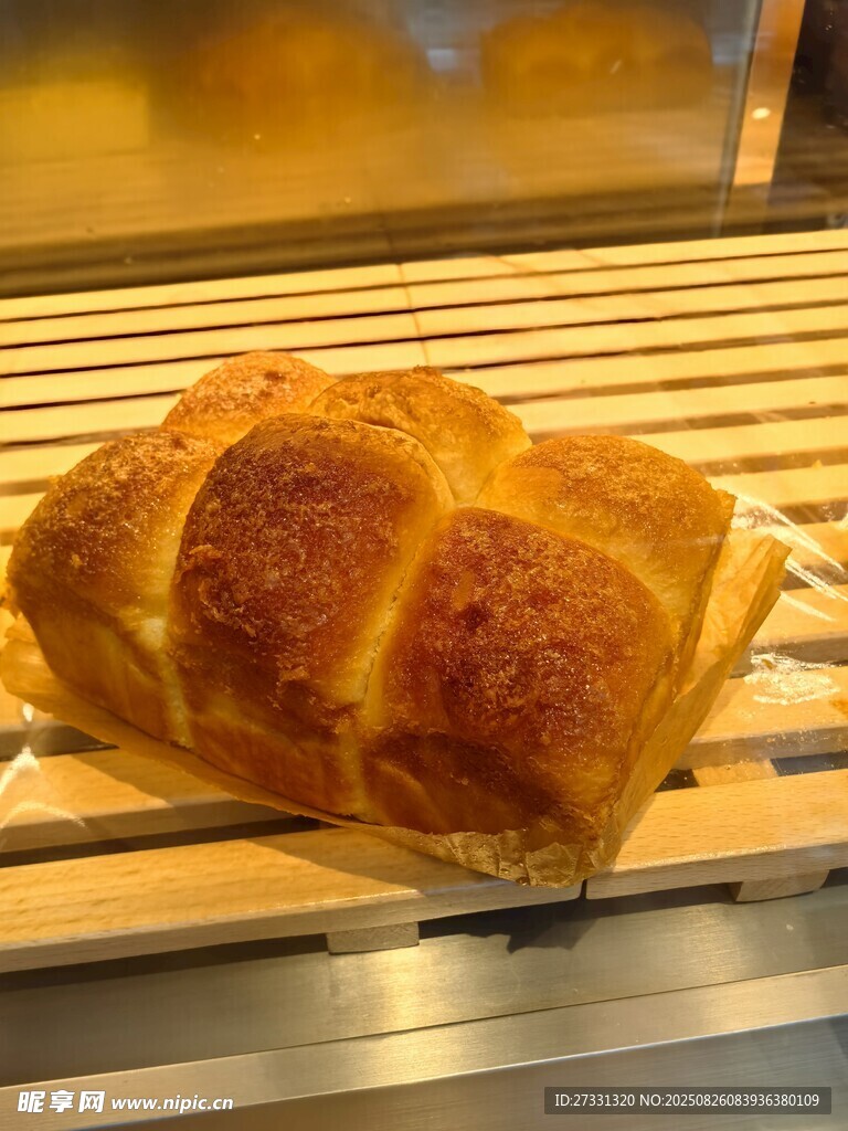 金黄美味面包待品尝