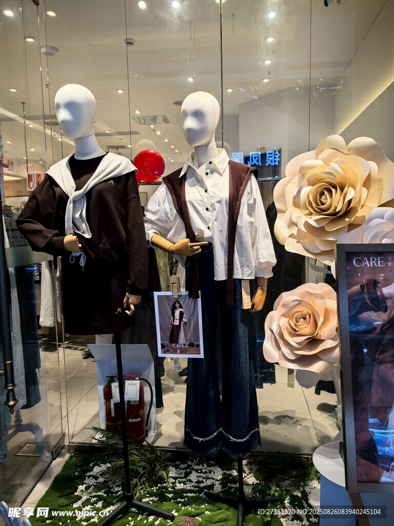 时尚服饰橱窗展示