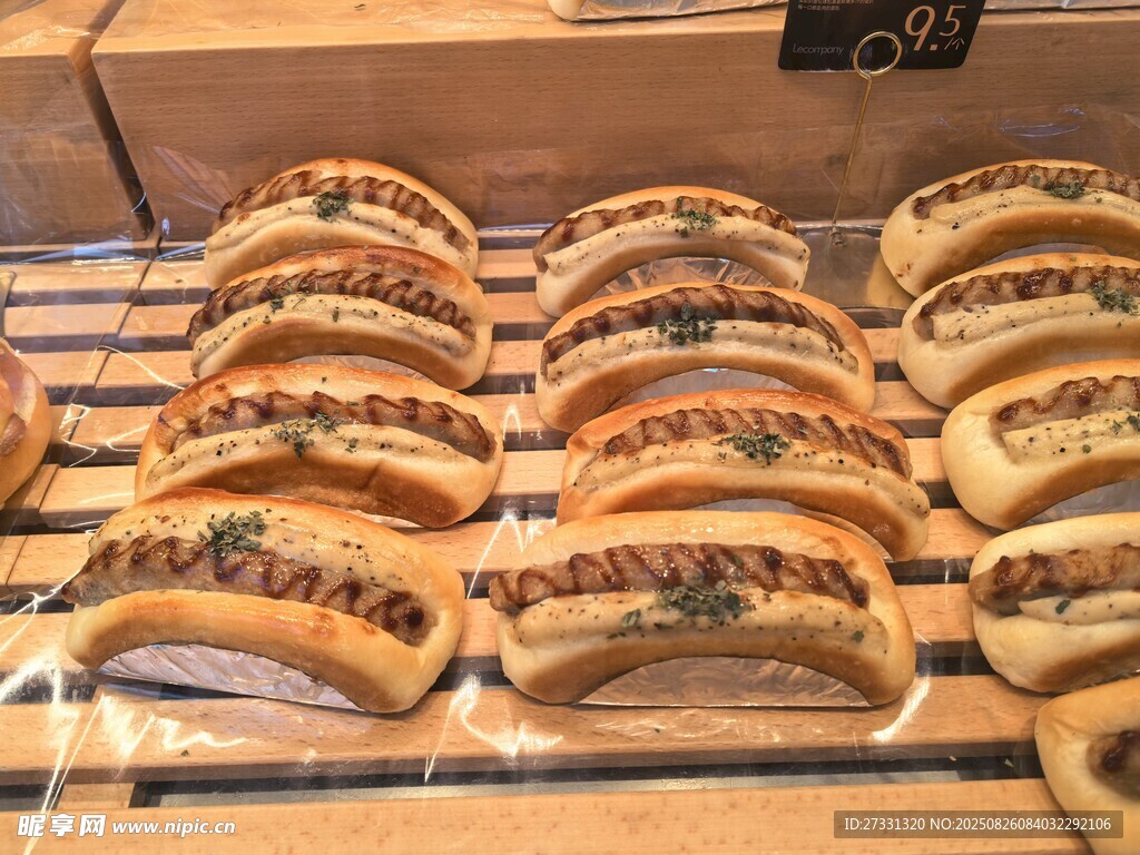 美味烘焙点心整齐陈列