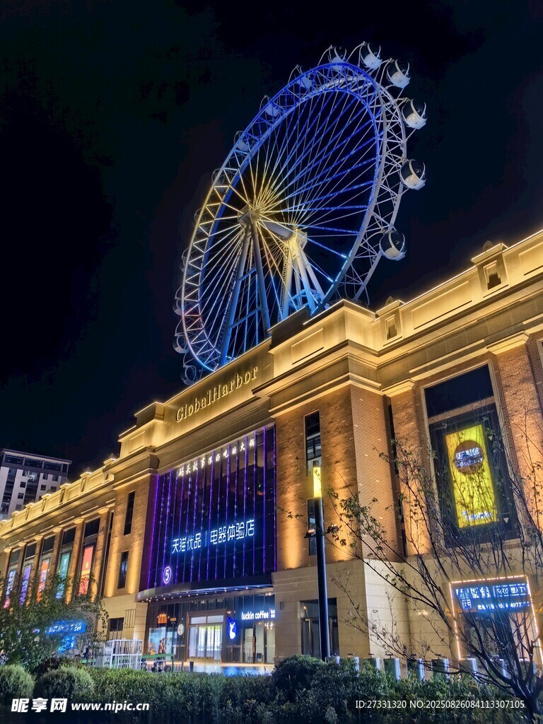 夜晚璀璨的摩天轮与建筑