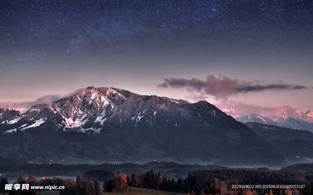 壮丽雪山星空夜景图