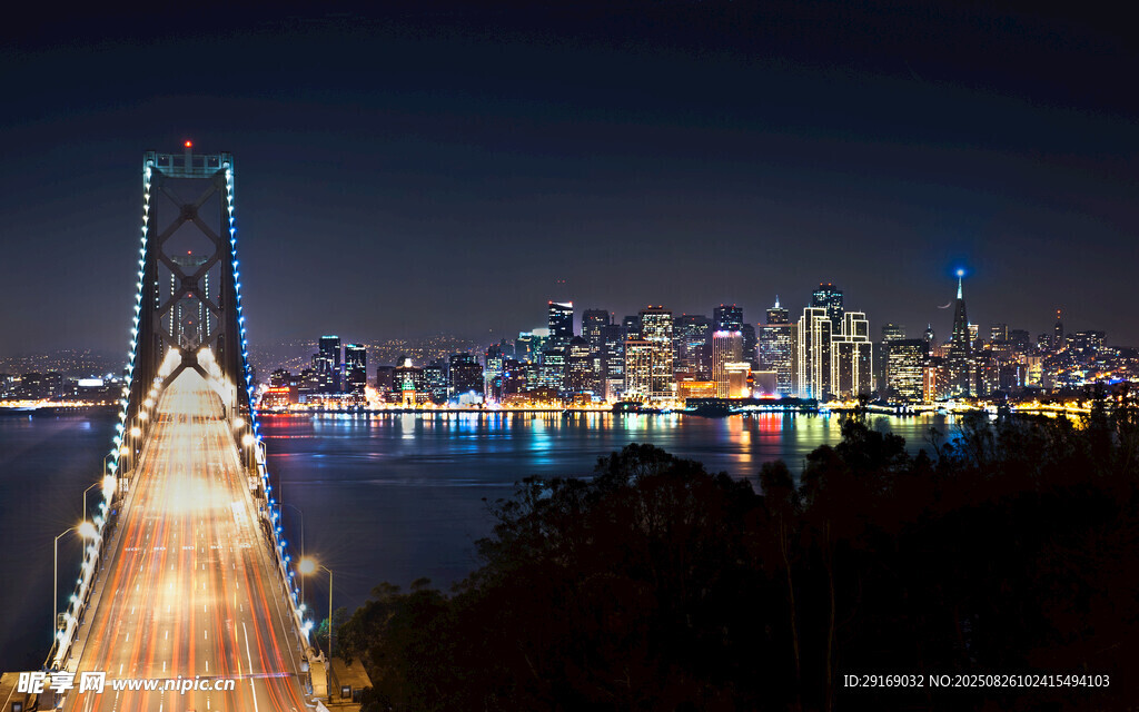 城市夜景中的跨海大桥