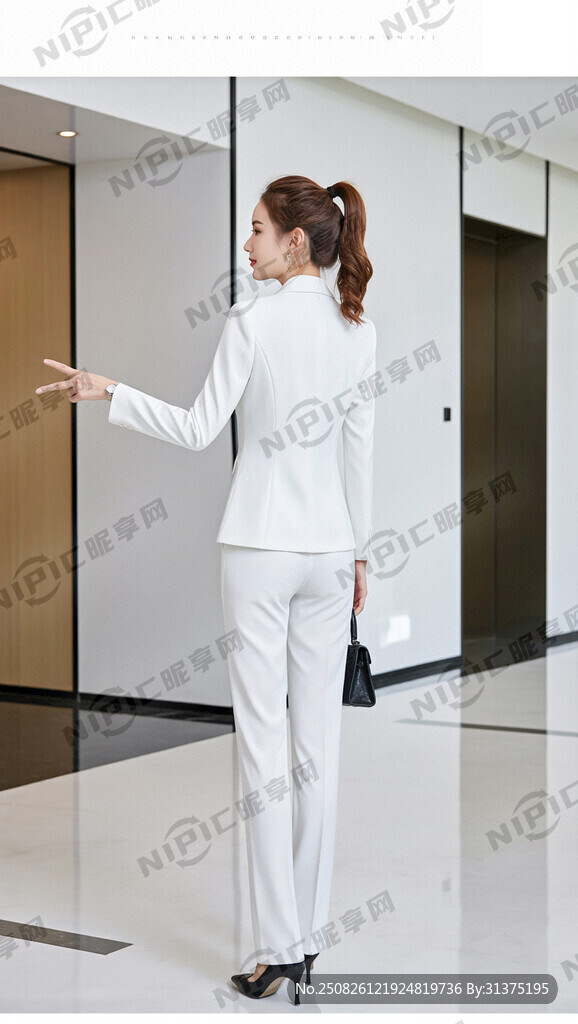 身穿白西装的酒店女士 高马尾