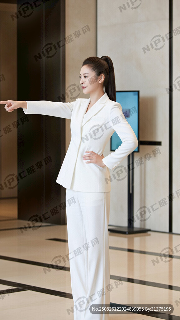 身穿白西装的酒店女士 高马尾