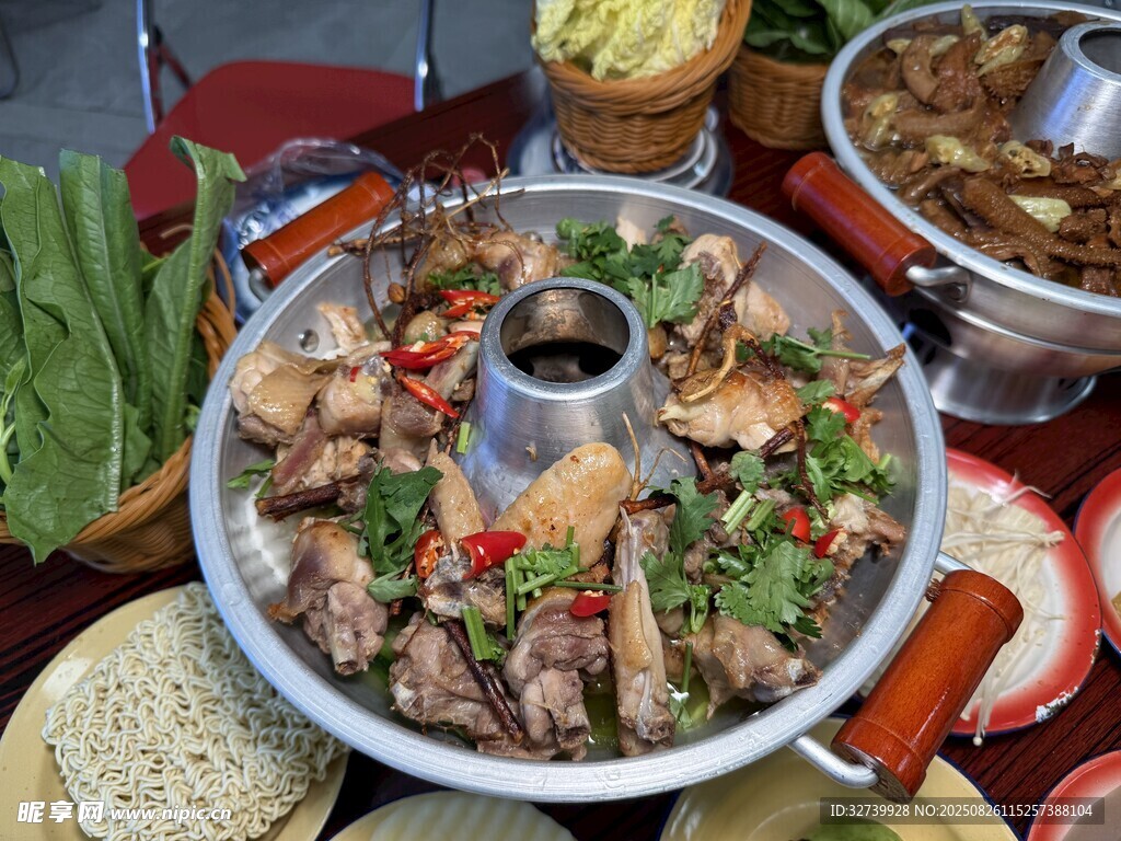 丰盛五指毛桃鸡煲火锅美食拼盘
