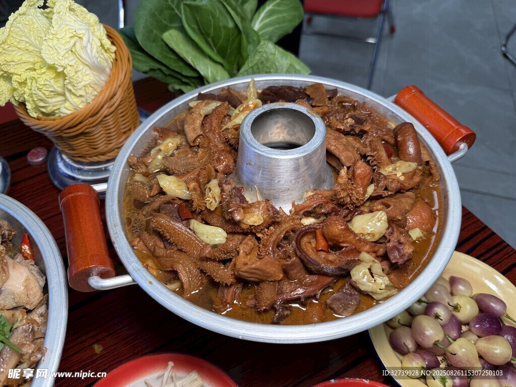 美味牛杂火锅食材丰富诱人
