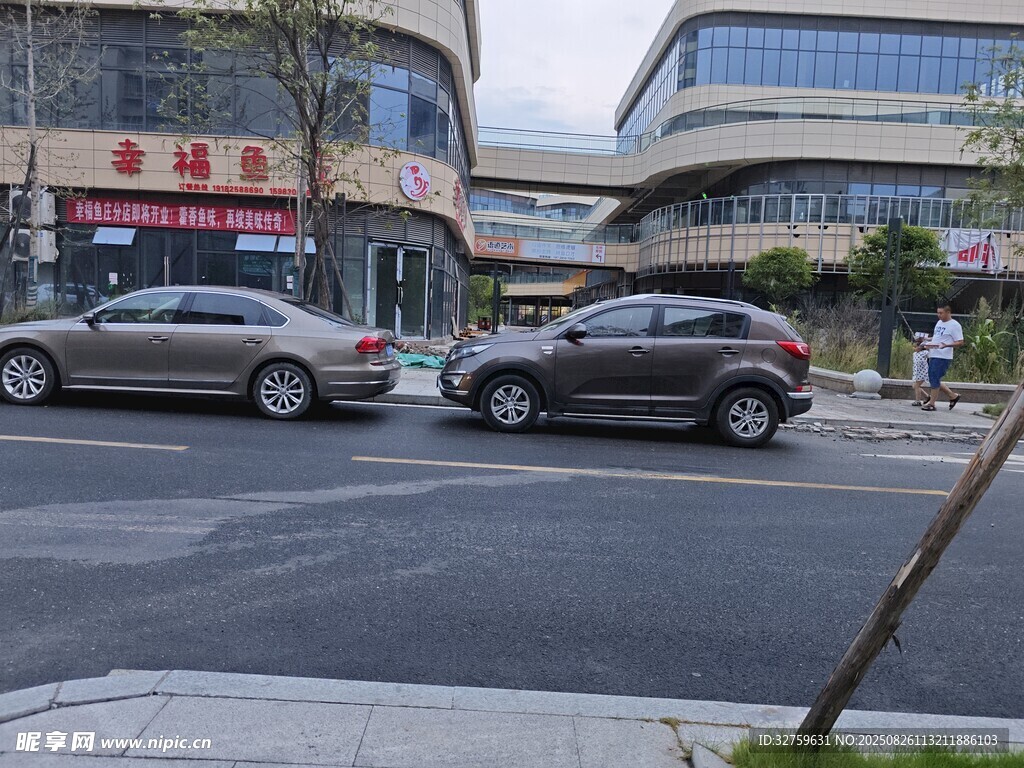 城市街道上的行驶车辆