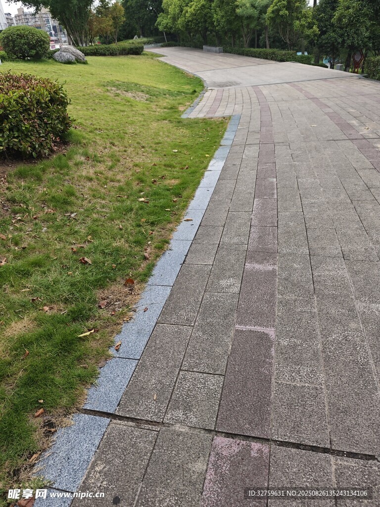 蜿蜒的公园石板路