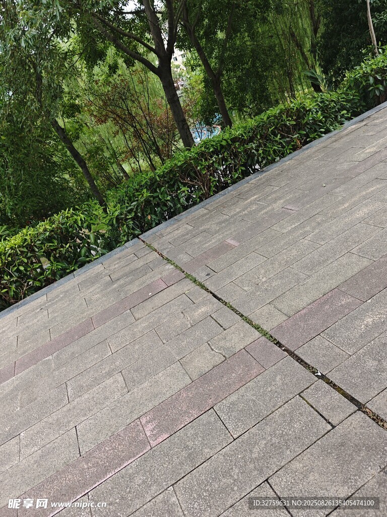 户外砖石铺就的休闲步道
