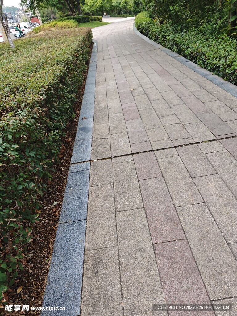 户外砖石铺就的幽静小径