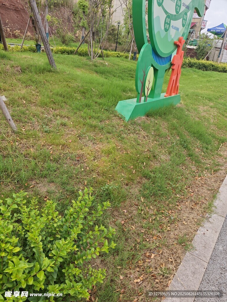 户外绿色卡通造型景观小品