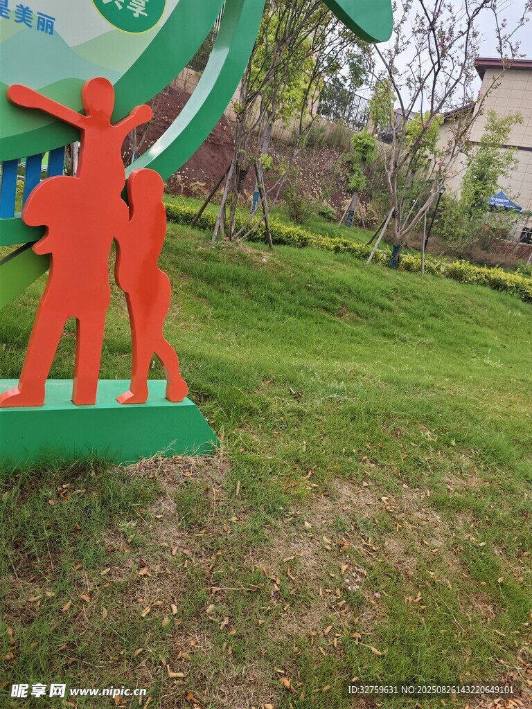 户外童趣雕塑点缀绿地