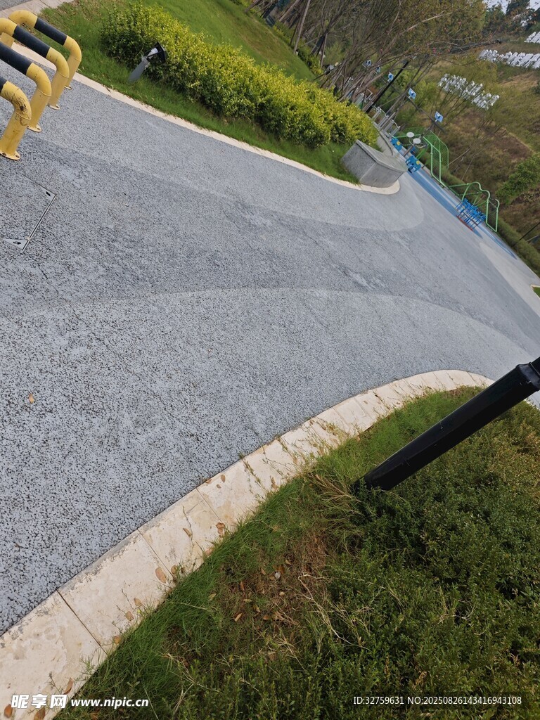 新铺柏油路面与周边景致