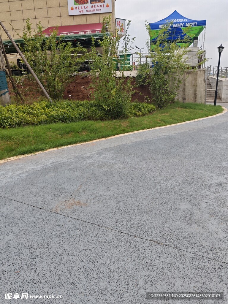 户外街道旁的绿植与帐篷