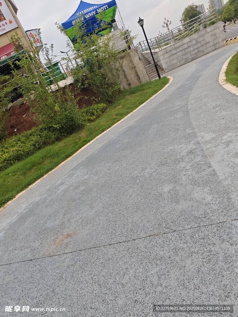 户外整洁的弯曲沥青道路