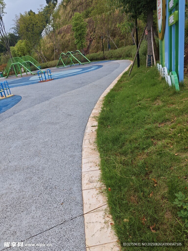 户外弯曲的彩色沥青步道