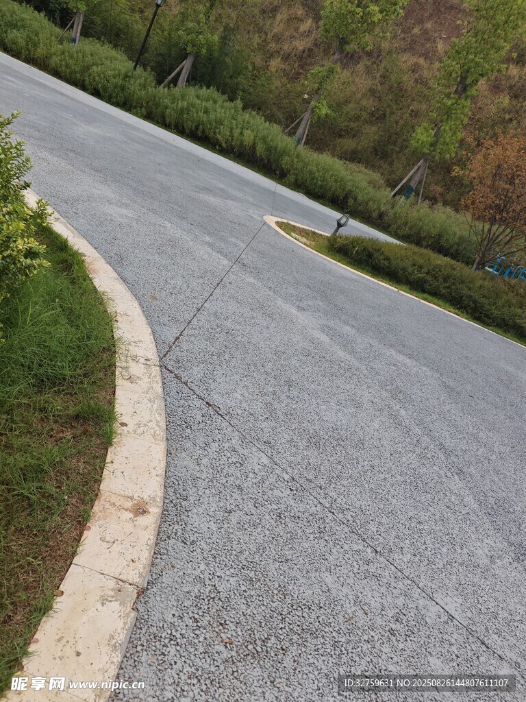 蜿蜒柏油