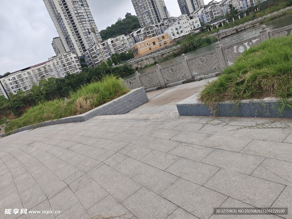 城市户外开阔的砖石铺就场地