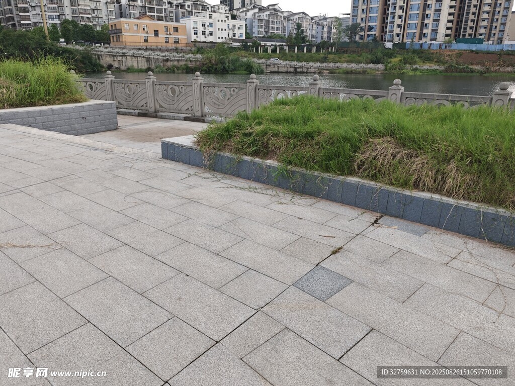 城市户外的石砌步道景观