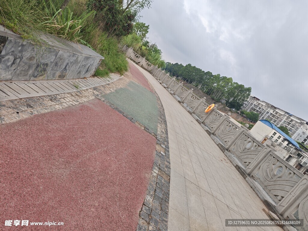 彩色步道旁的城市景观