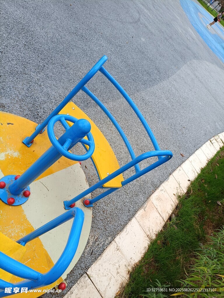 户外蓝色健身器材一角