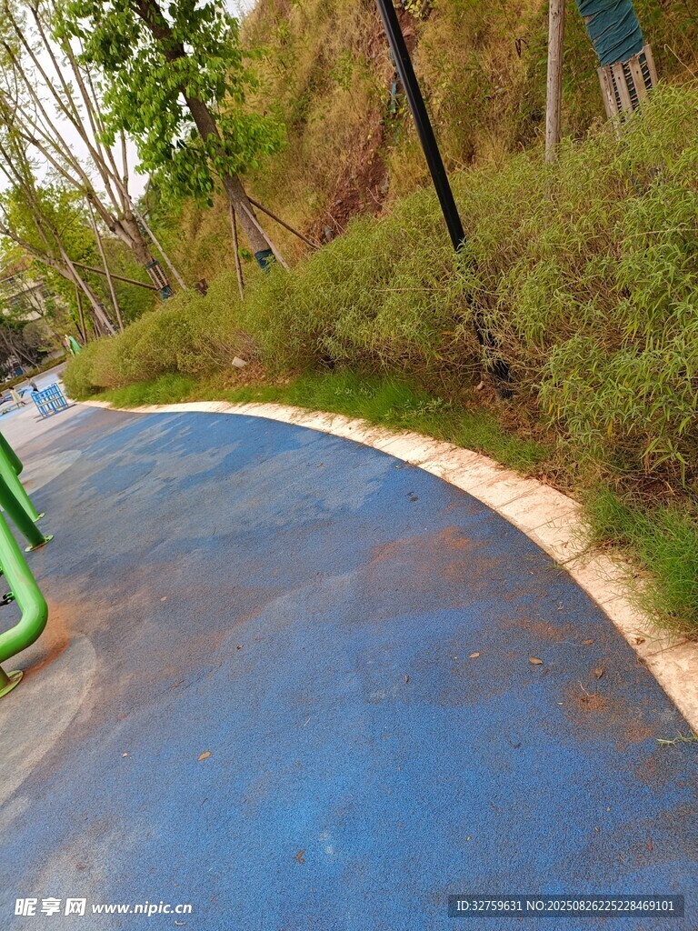 户外蓝色地面休闲场景