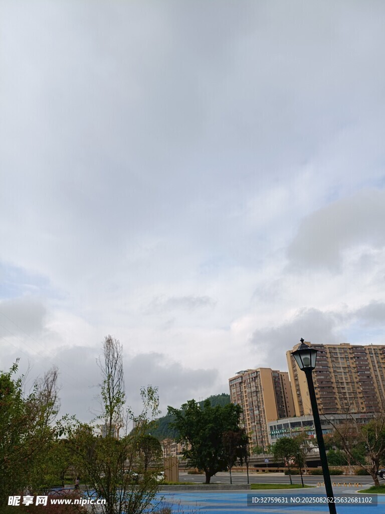 城市景观中的多云天空