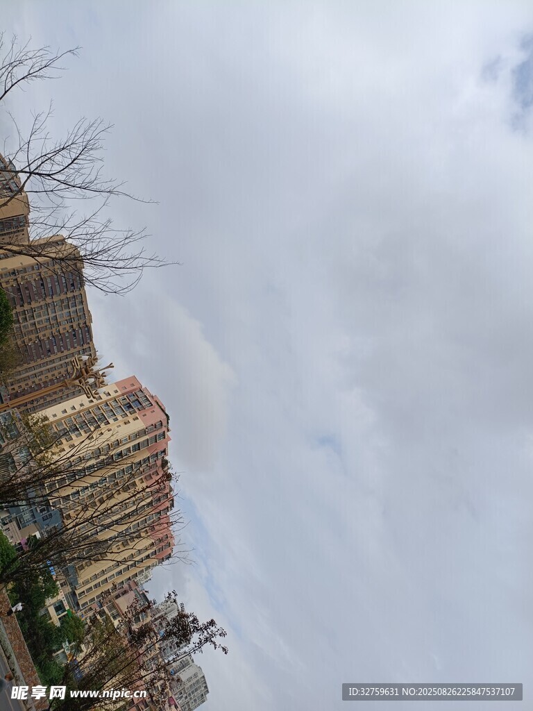 古老建筑与天空景观