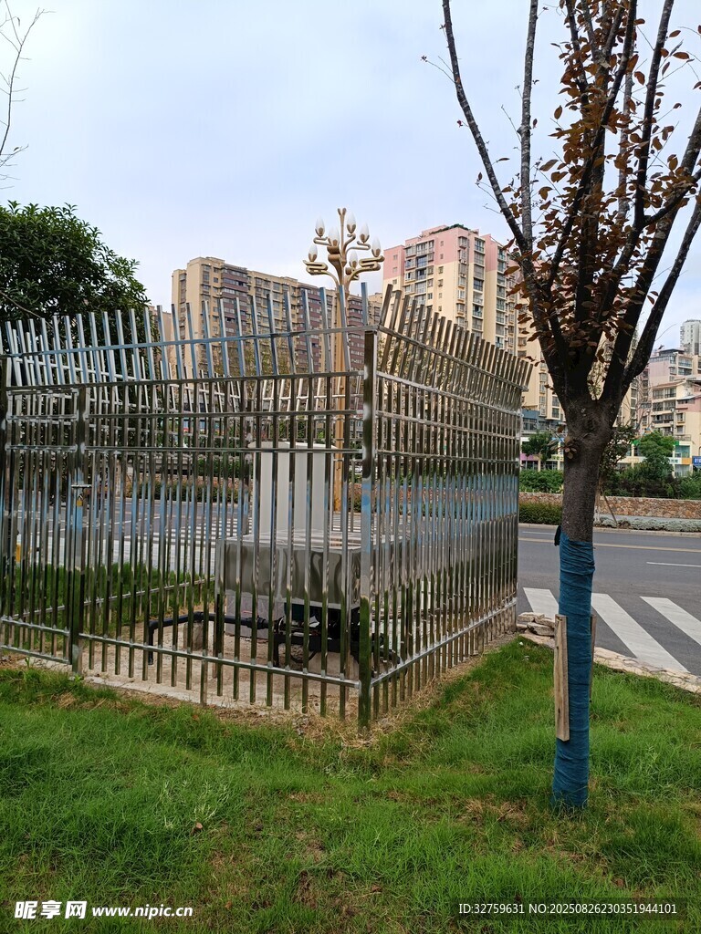 城市中的铁艺围栏景观