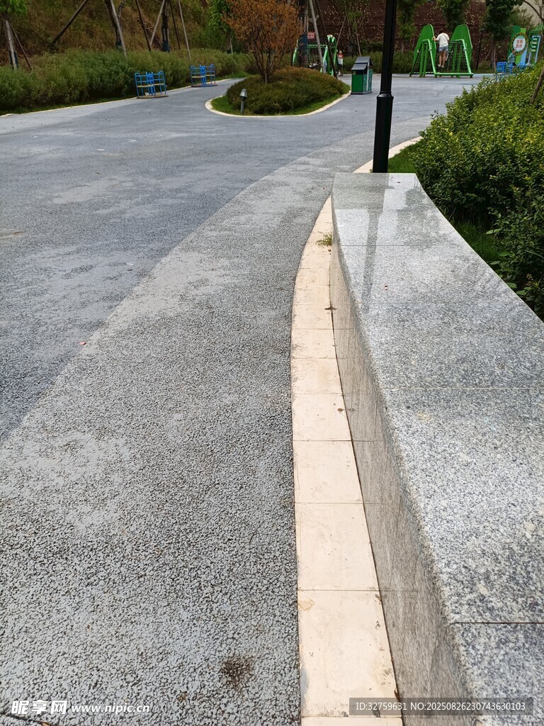 道路边缘的水泥分界